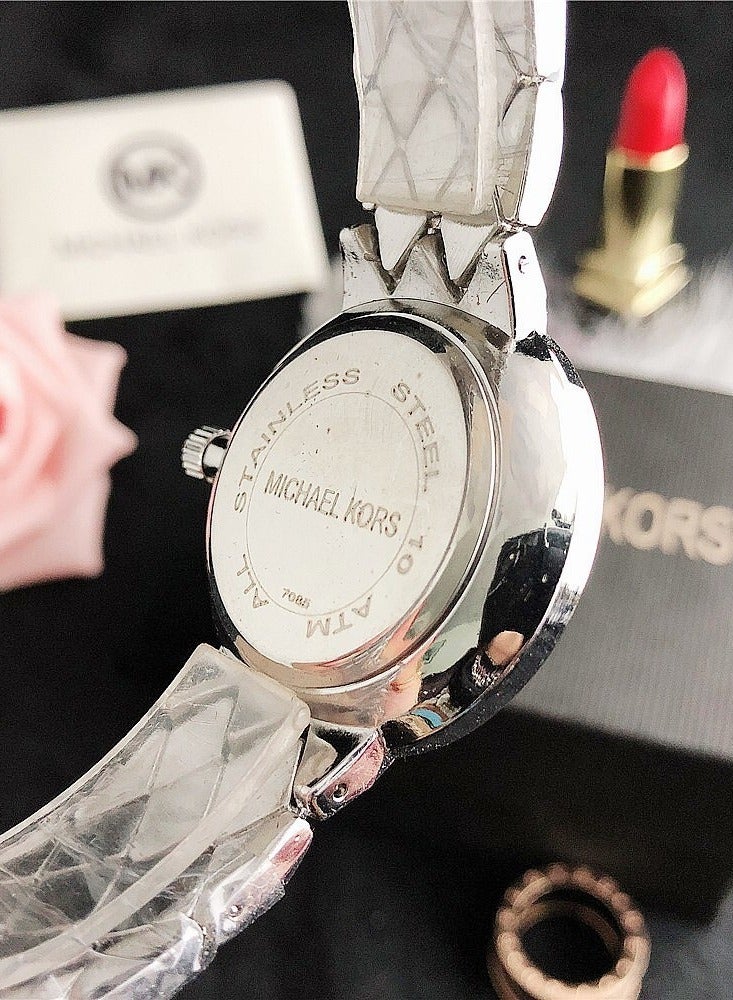 ام كي ساعة MK Michael Kors للنساء باللون الذهبي الوردي مع إطار مرصع بالكريستال وأرقام رومانية - Image 3